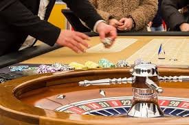 Tampilan layar pemain saat bermain Baccarat langsung dengan statistik tangan dan opsi taruhan